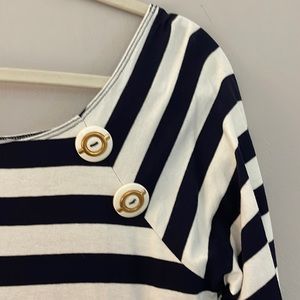 🌟NWOT’s Lovely Apart Top. Size 8🌟